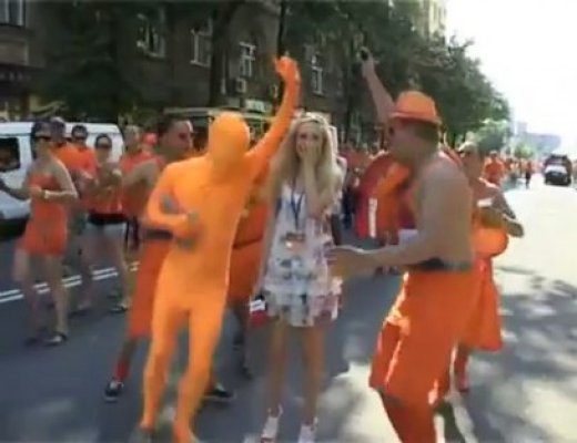 Cea mai nefericită reporteriţă! Au încojurat-o suporterii olandezi şi o trag de fustă!